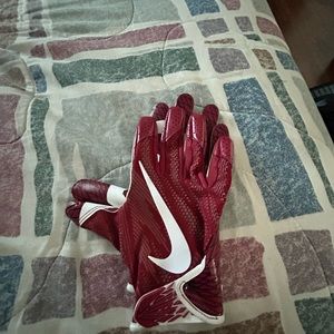 Brand new (OG) Nike Oklahoma football Gloves